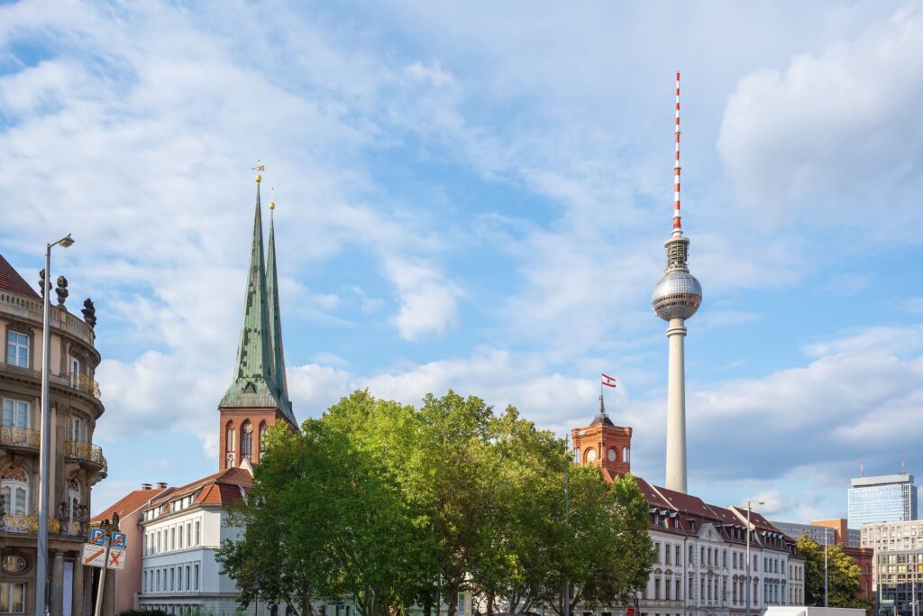 Bild der Berlin-Mitte mit Fernsehturm, Rotem Rathaus und Nikolaikirche
