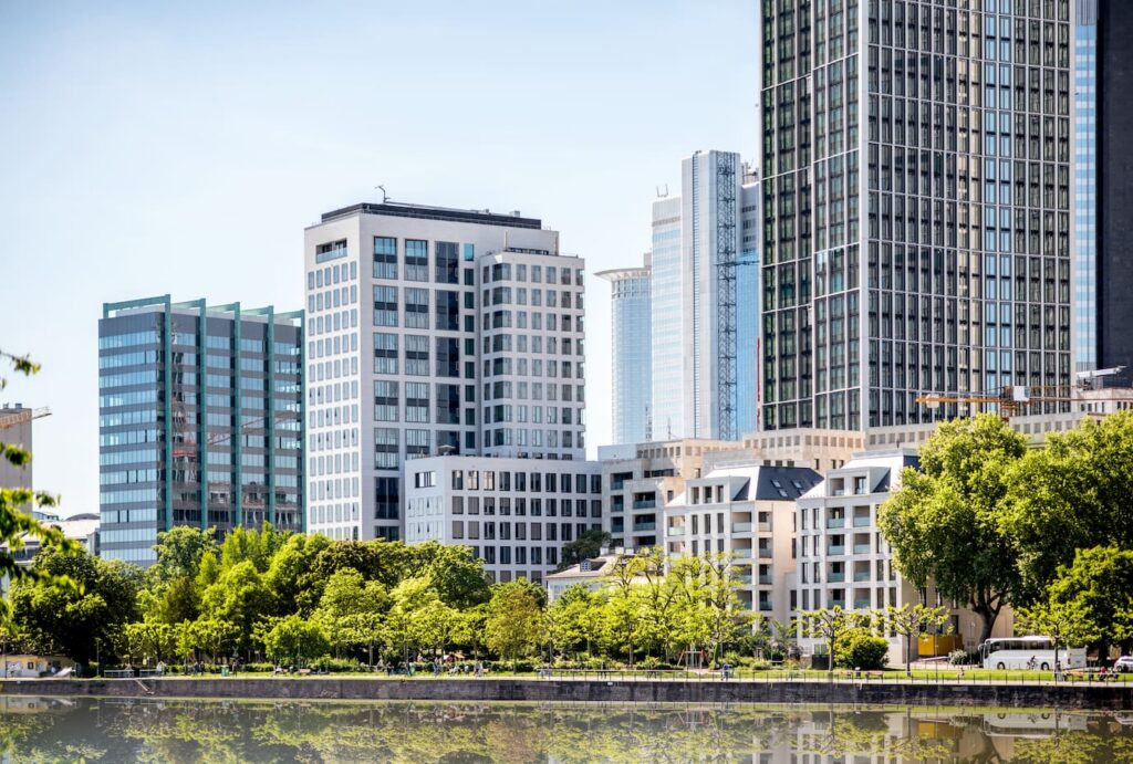 Nahansicht von Gebäuden und Grünanlagen direkt am Fluss von Frankfurt am Main