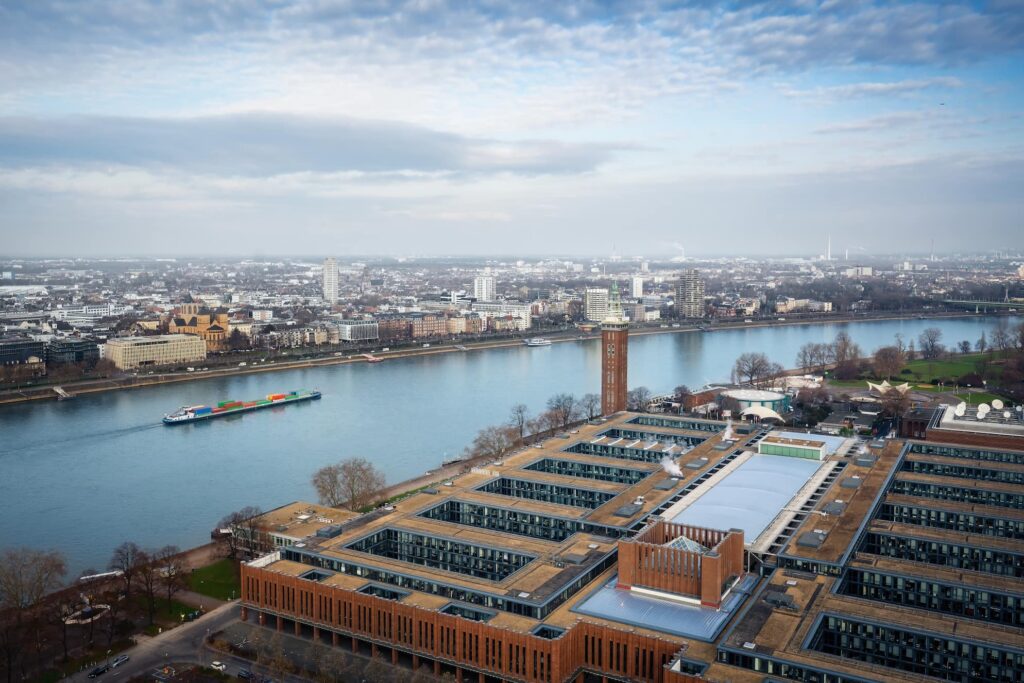 Bild der Stadt Köln mit Blick auf den Rhein und der Köln Messe Deutz im Vordergrund